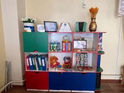 Музыкальный зал ГКДОУ д/с № 23 "Радуга". Детские музыкальные инструменты и атрибутика